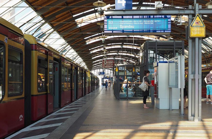 Ostkreuz Berlin – Was der Bahnhof und die Umgebung zu bieten haben