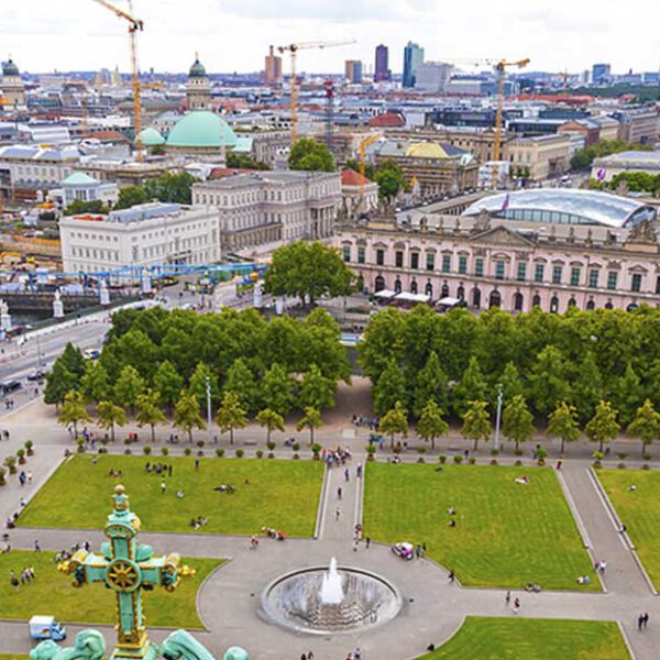 Feiern über den Dächern: Berlins angesagtesten Rooftop-Bars mit Ausblick